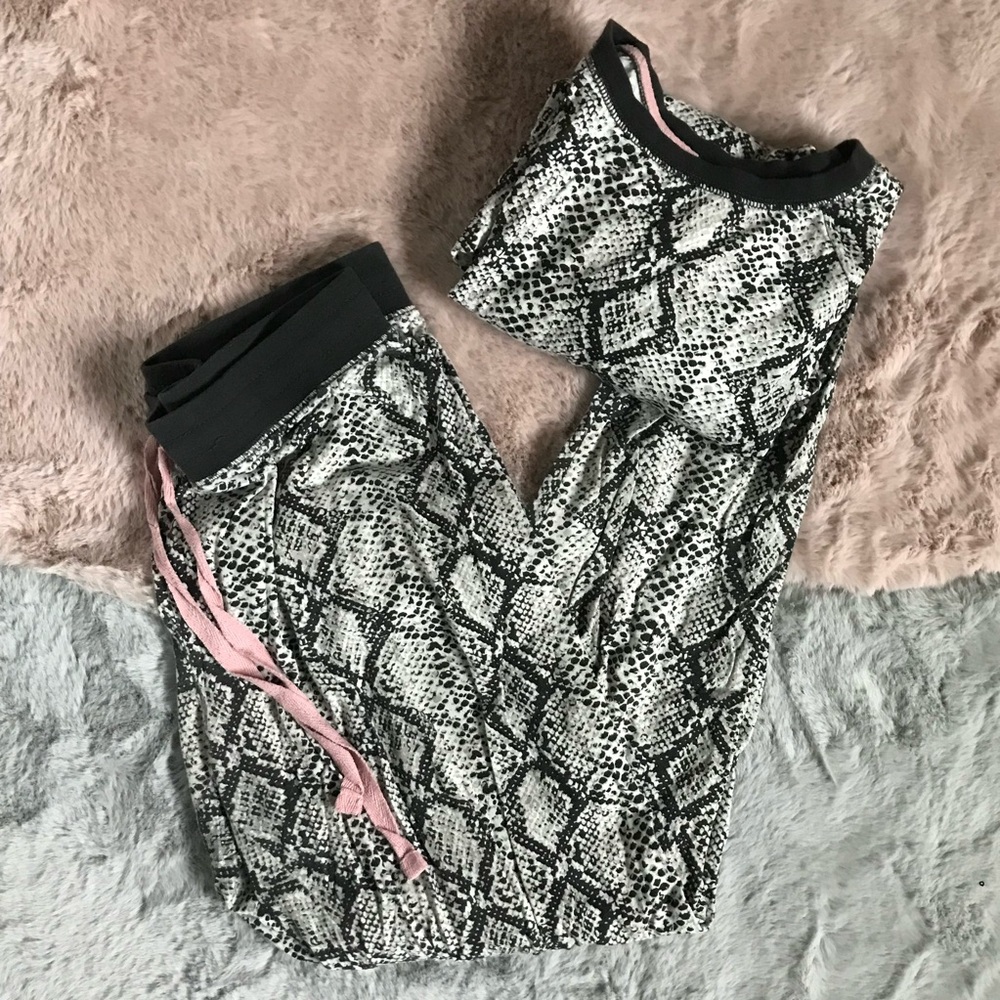 Cozy Zoe snake pattern pj set